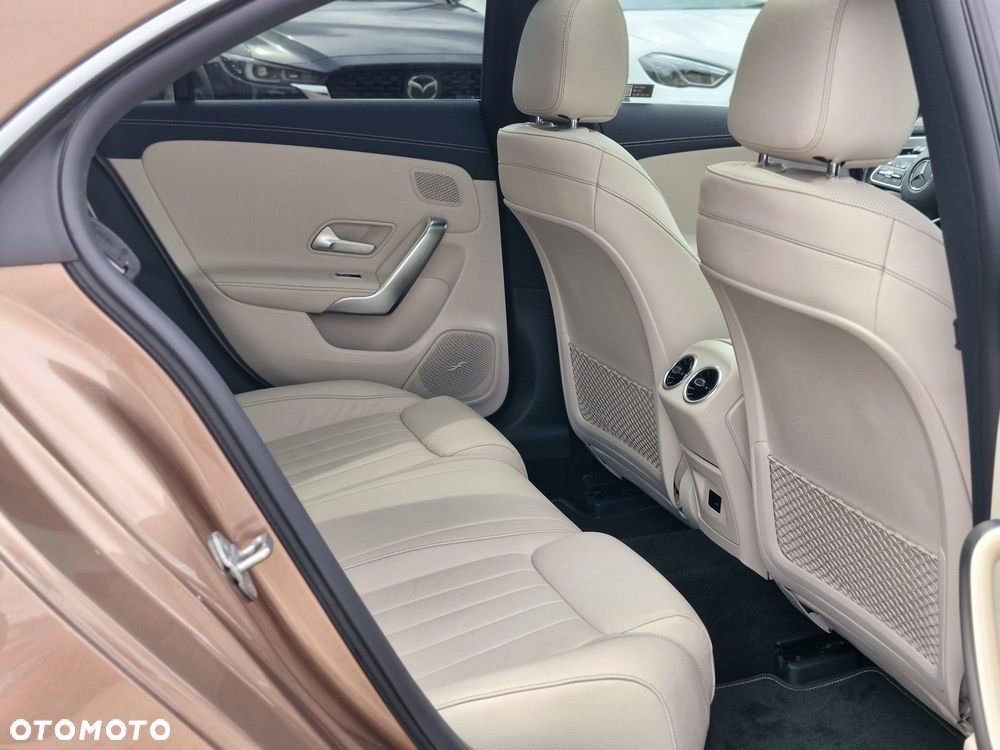 Mercedes-Benz CLA 200 Progressive 7G-DCT - 17
