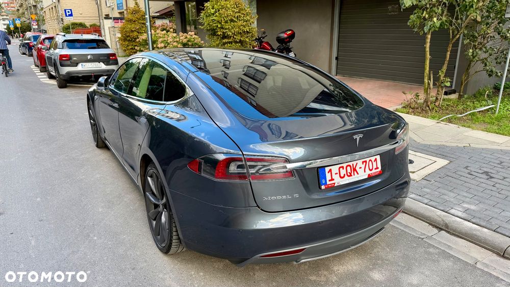 Tesla Model S - 12