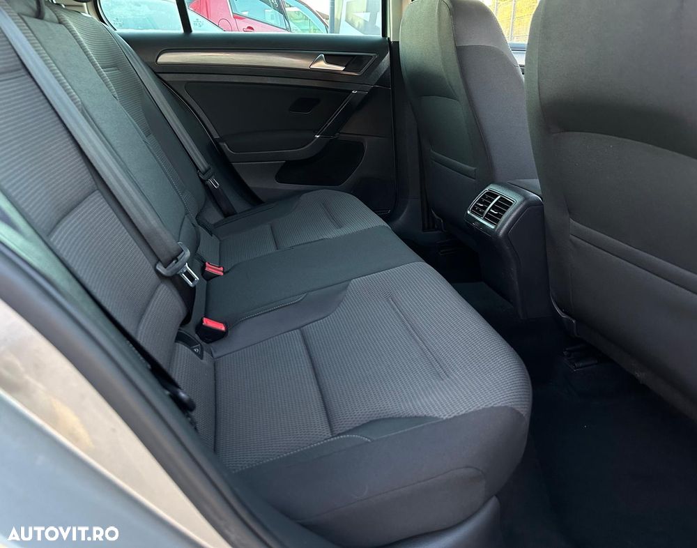 Volkswagen Golf - 10
