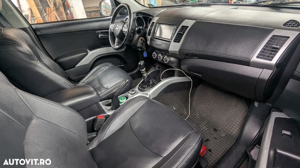 Mitsubishi Outlander - 7