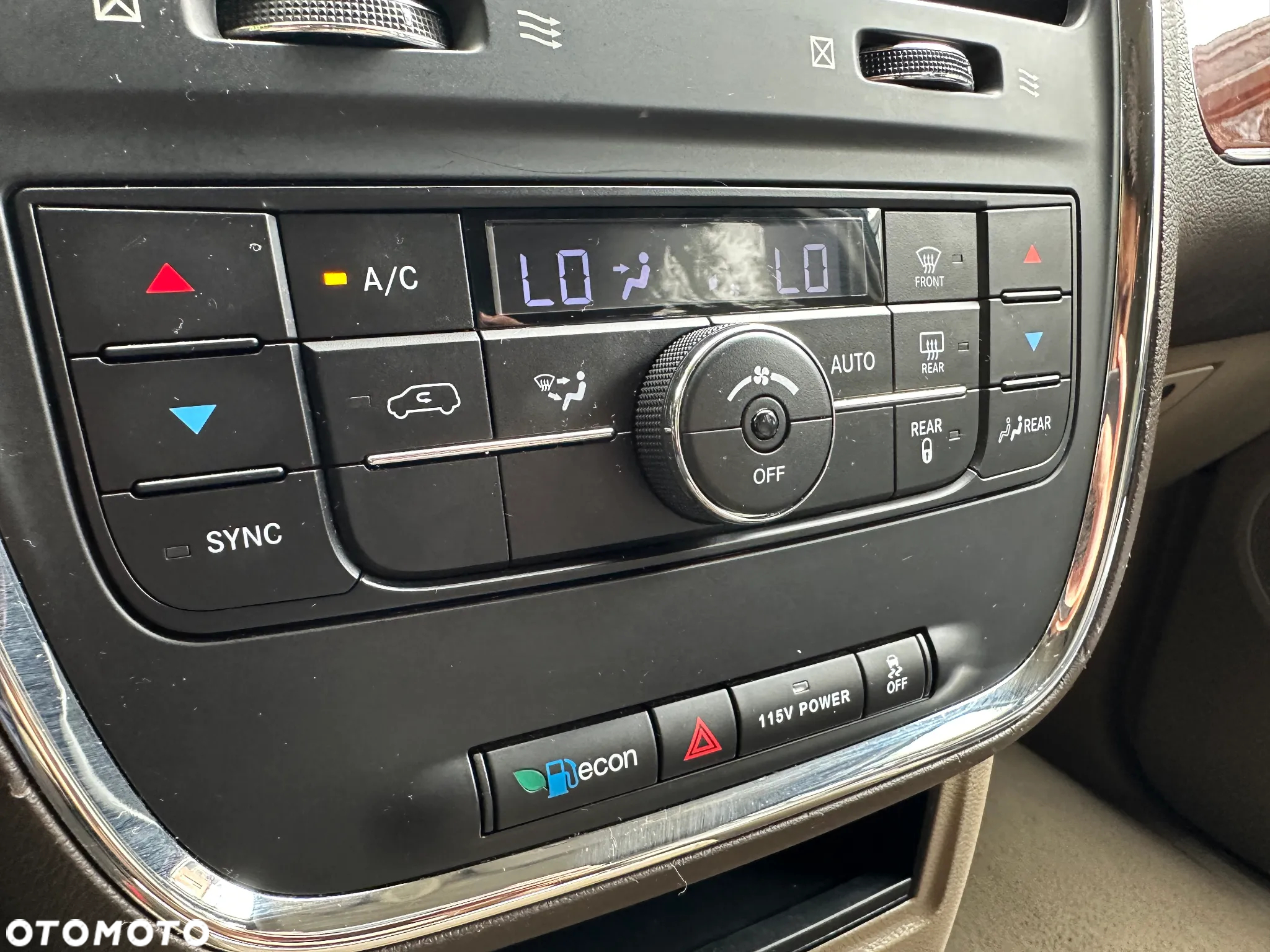 Chrysler Town & Country - 31