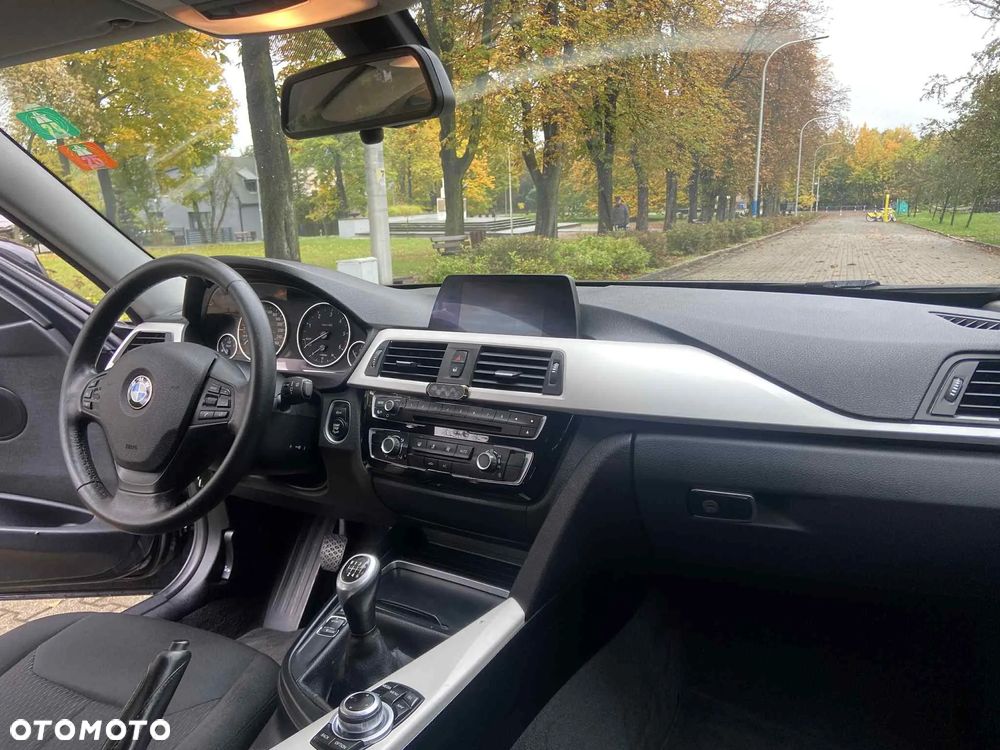 BMW Seria 3 318d Touring Advantage - 16