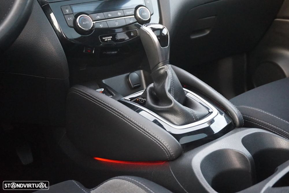 Nissan Qashqai 1.6 dCi N-Connecta 18 Xtronic - 32