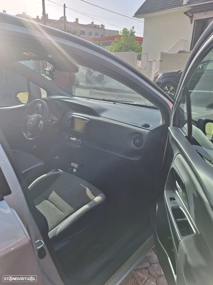 Toyota Yaris 1.5 HSD 20 Anos - 10