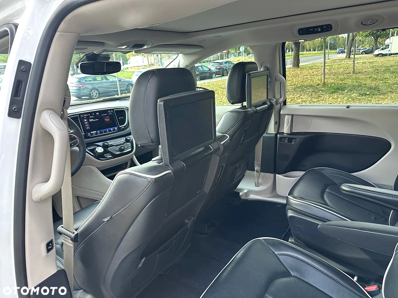 Chrysler Pacifica - 12