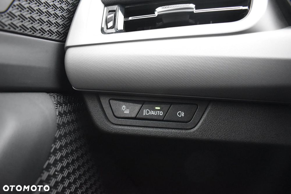 BMW Seria 2 218i - 25