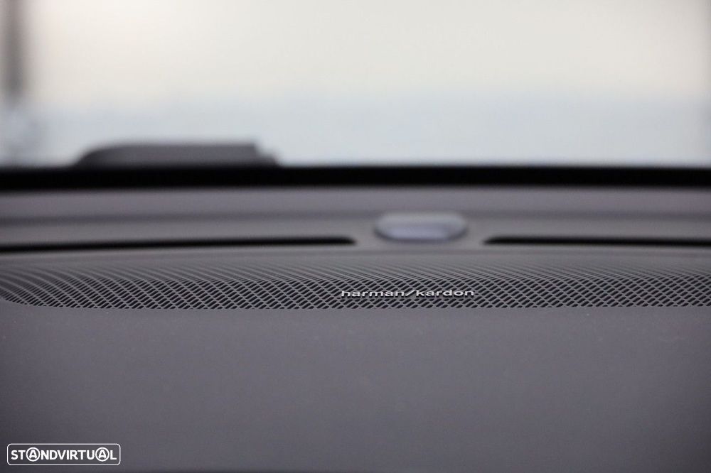 Volvo XC 40 2.0 B3 Black Edition - 18