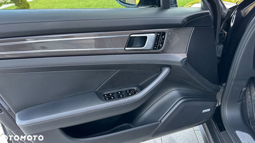 Porsche Panamera Turbo Sport Turismo - 40