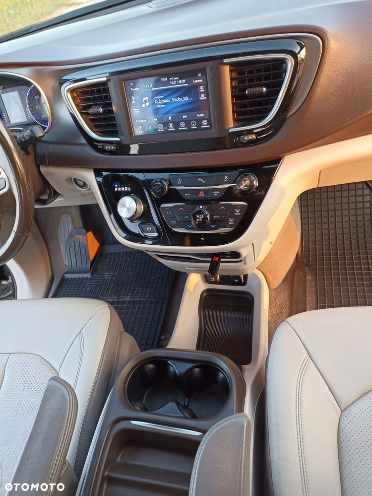 Chrysler Pacifica - 26