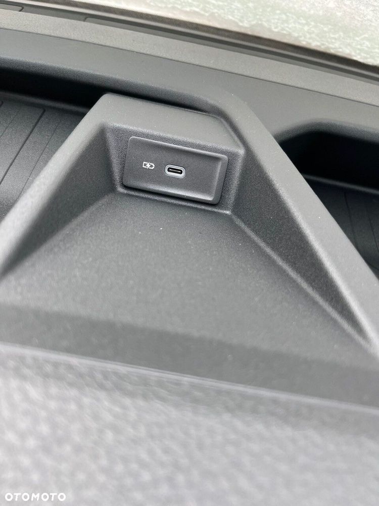 Volkswagen Crafter 35 Skrzyniowy z podwójną kabiną silnik: 2,0 l EU6 SCR 140 KM / skrzynia biegów: Przedni napęd manualna 6-biegowa rozstaw osi: 4490 mm - 12