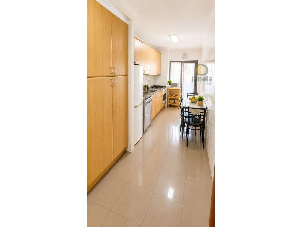 Apartamento T2, com garagem e arrumos - Grande imagem: 2/8