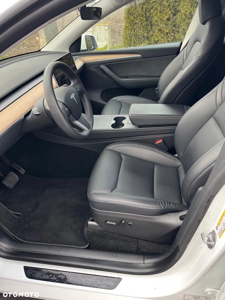 Tesla Model Y - 14