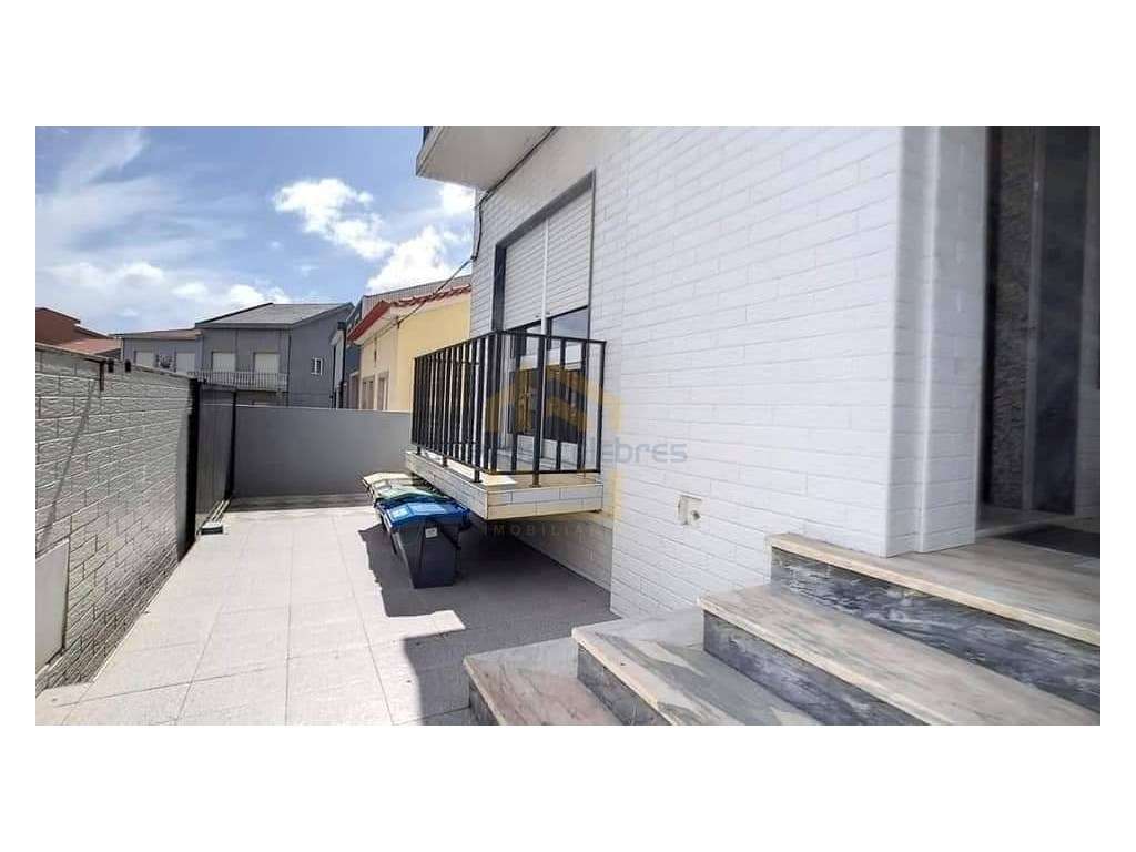 Moradia com 3 frações independentes nas Caxinas apenas 500 metros d... - Grande imagem: 2/30