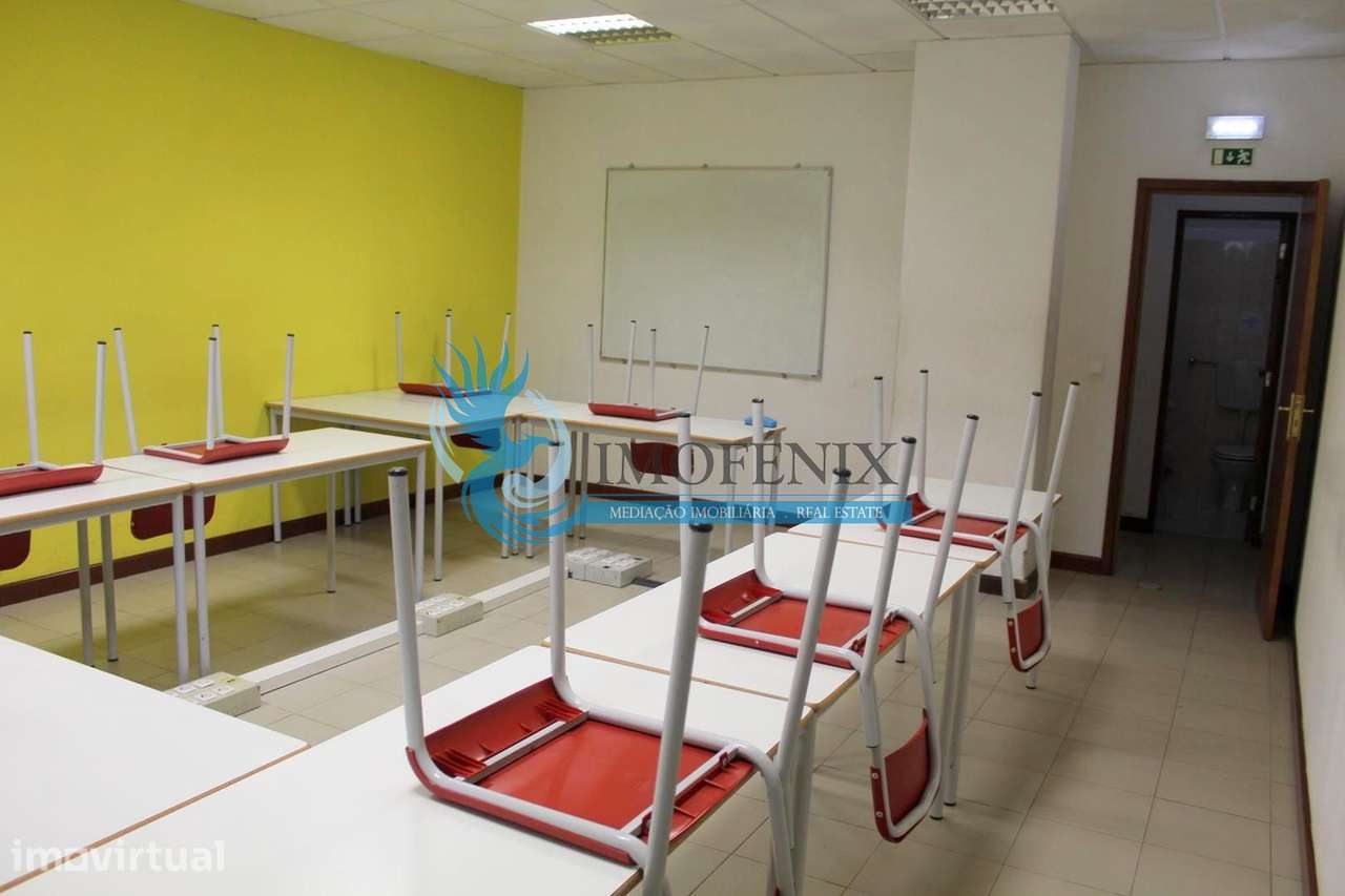 Loja / Espaço Multiusos no Coração de Albufeira - Grande imagem: 5/17