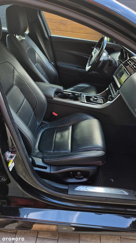 Jaguar XE 20d AWD R-Sport - 23