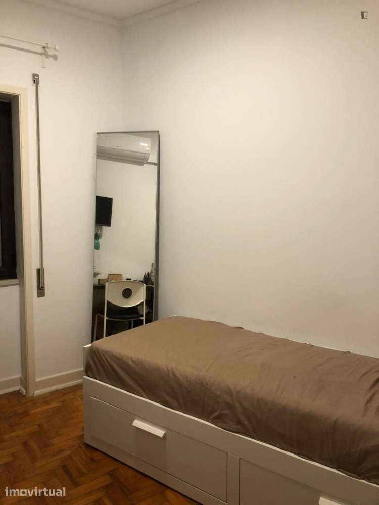 Quarto - localizado em Baixa Coimbra - Grande imagem: 3/9