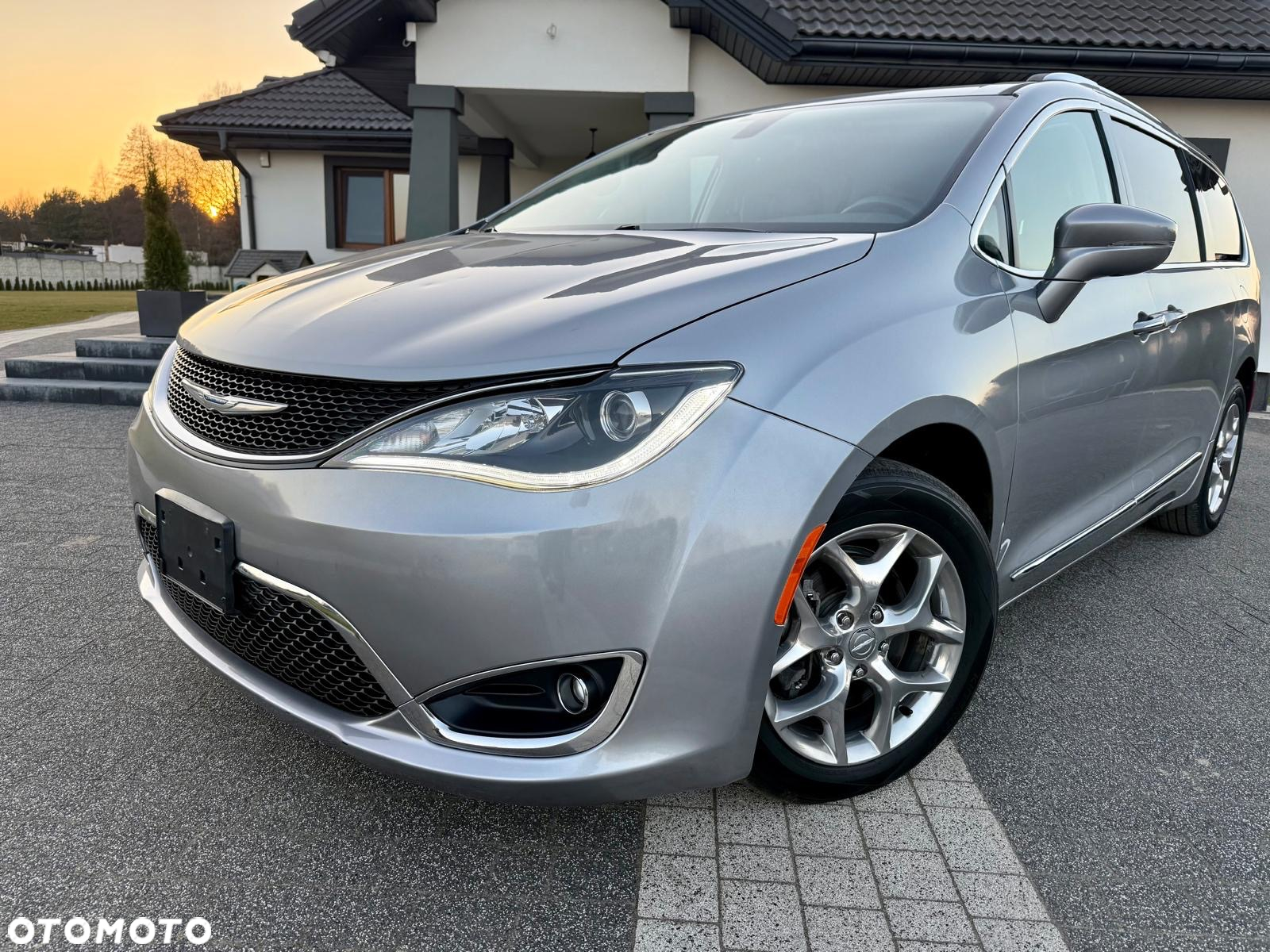 Chrysler Pacifica - 10