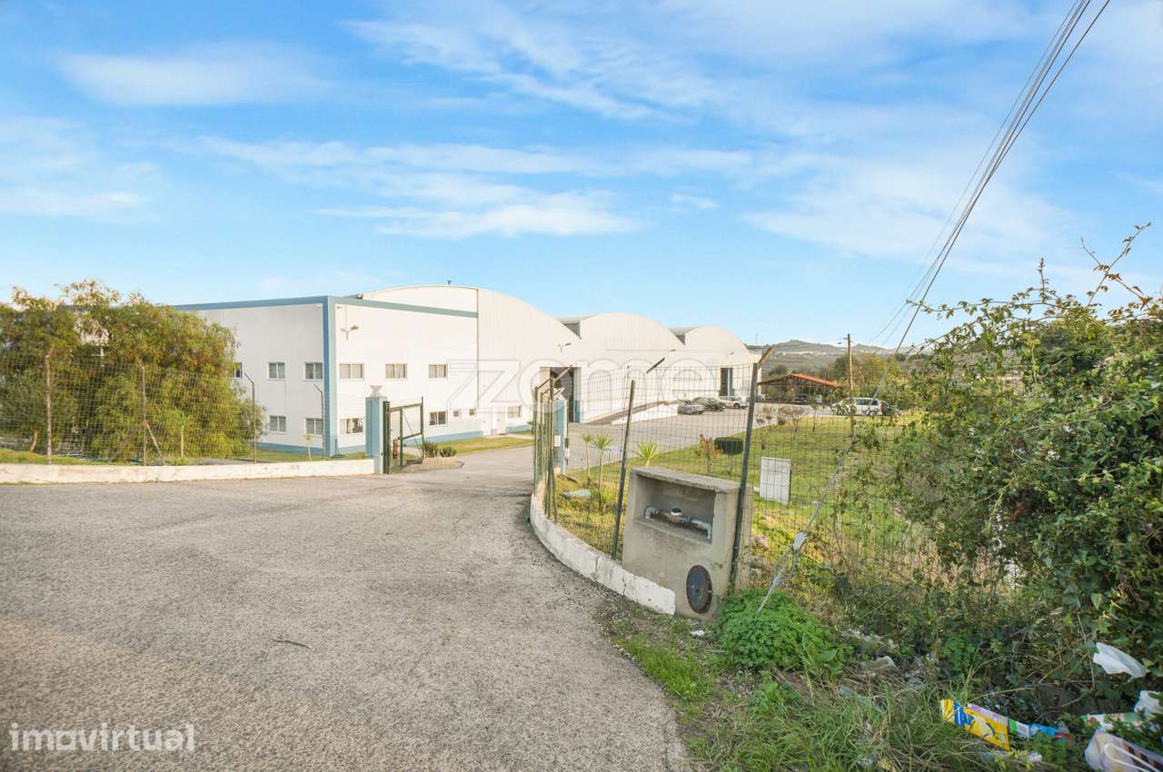 Armazém 2.307 m² com cais, racks e acesso direto à A10 - Grande imagem: 2/7