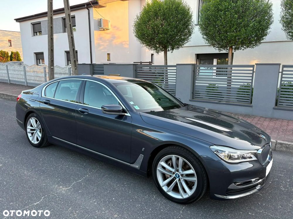 BMW Seria 7 740e iPerformance - 38