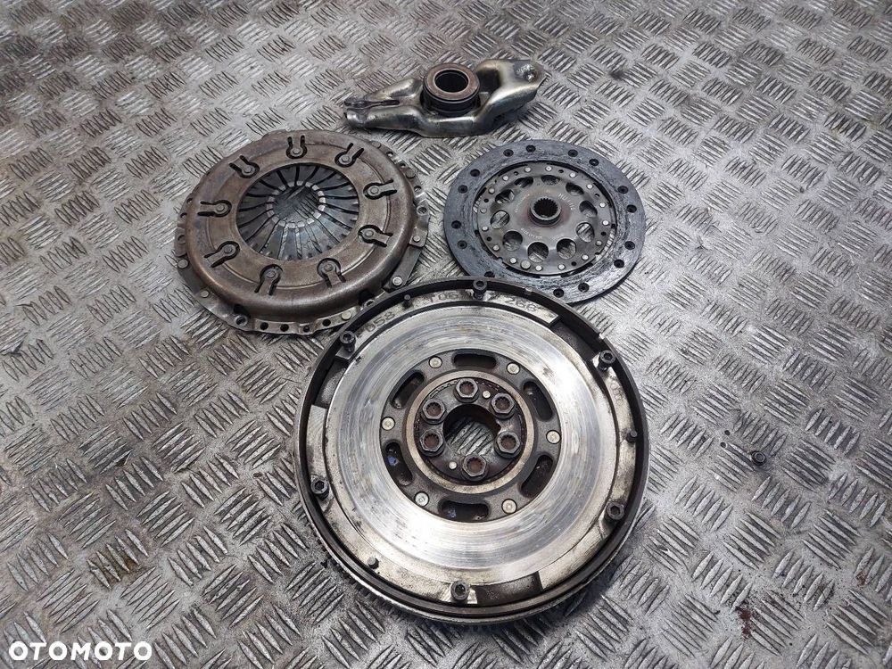 KOŁO DWUMASOWE + TARCZA + DOCISK + ŁOŻYSKO VOLKSWAGEN PASSAT B5 1.6 8V - 1