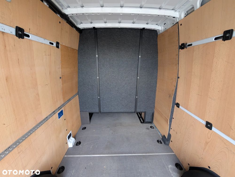Mercedes-Benz Sprinter - 13