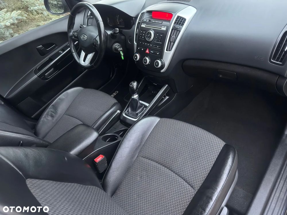 Kia Ceed 1.4 CVVT Dream-Team Edition - 16