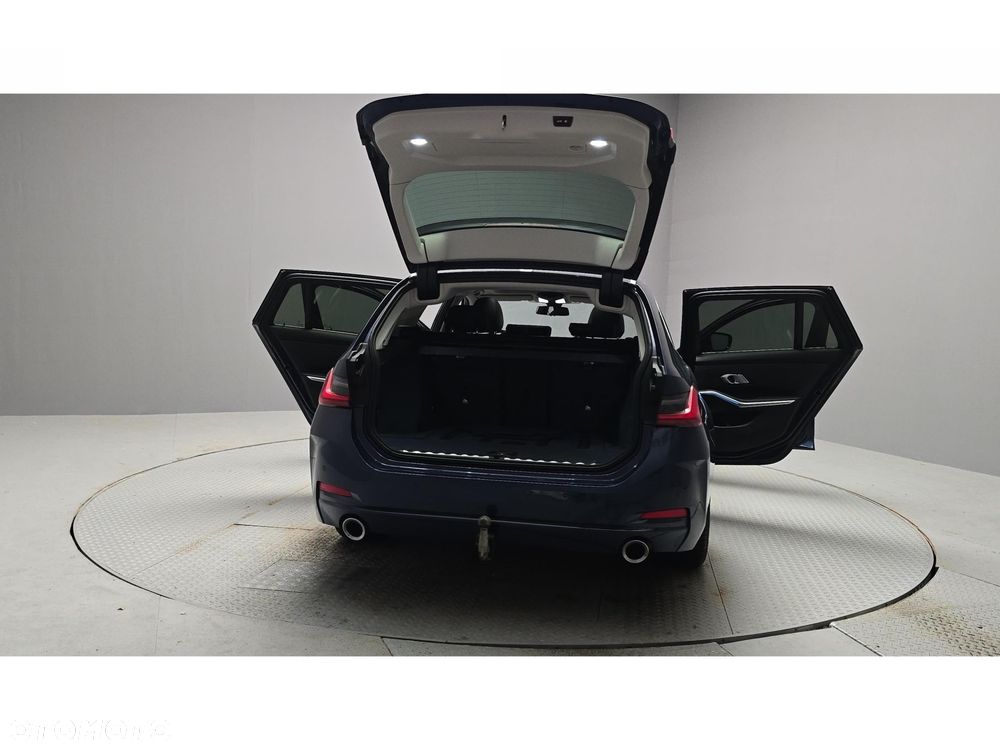 BMW Seria 3 320d xDrive - 12