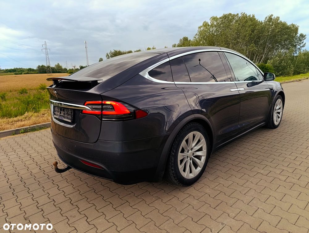 Tesla Model X - 21