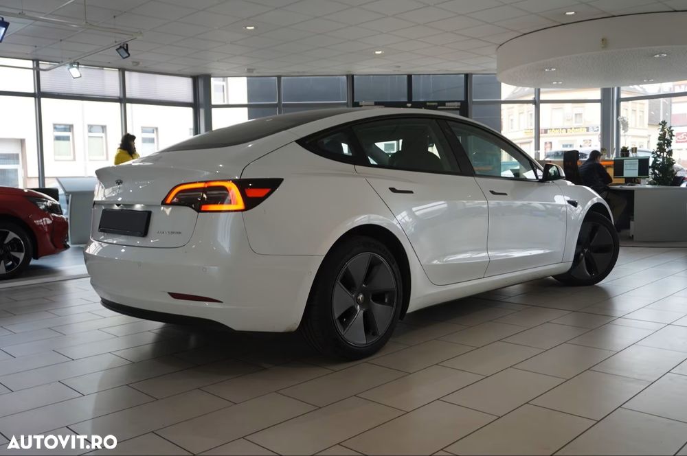 Tesla Model 3 - 3