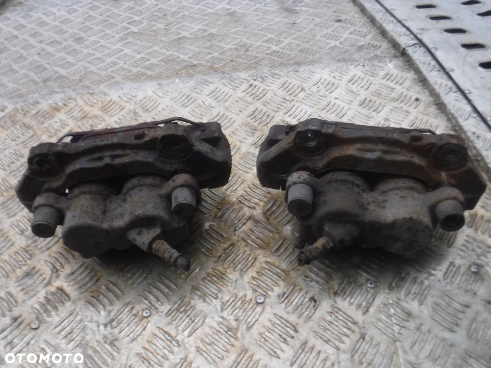 Volvo XC60 I 2.4 zacisk hamulcowy przod lewy - 2