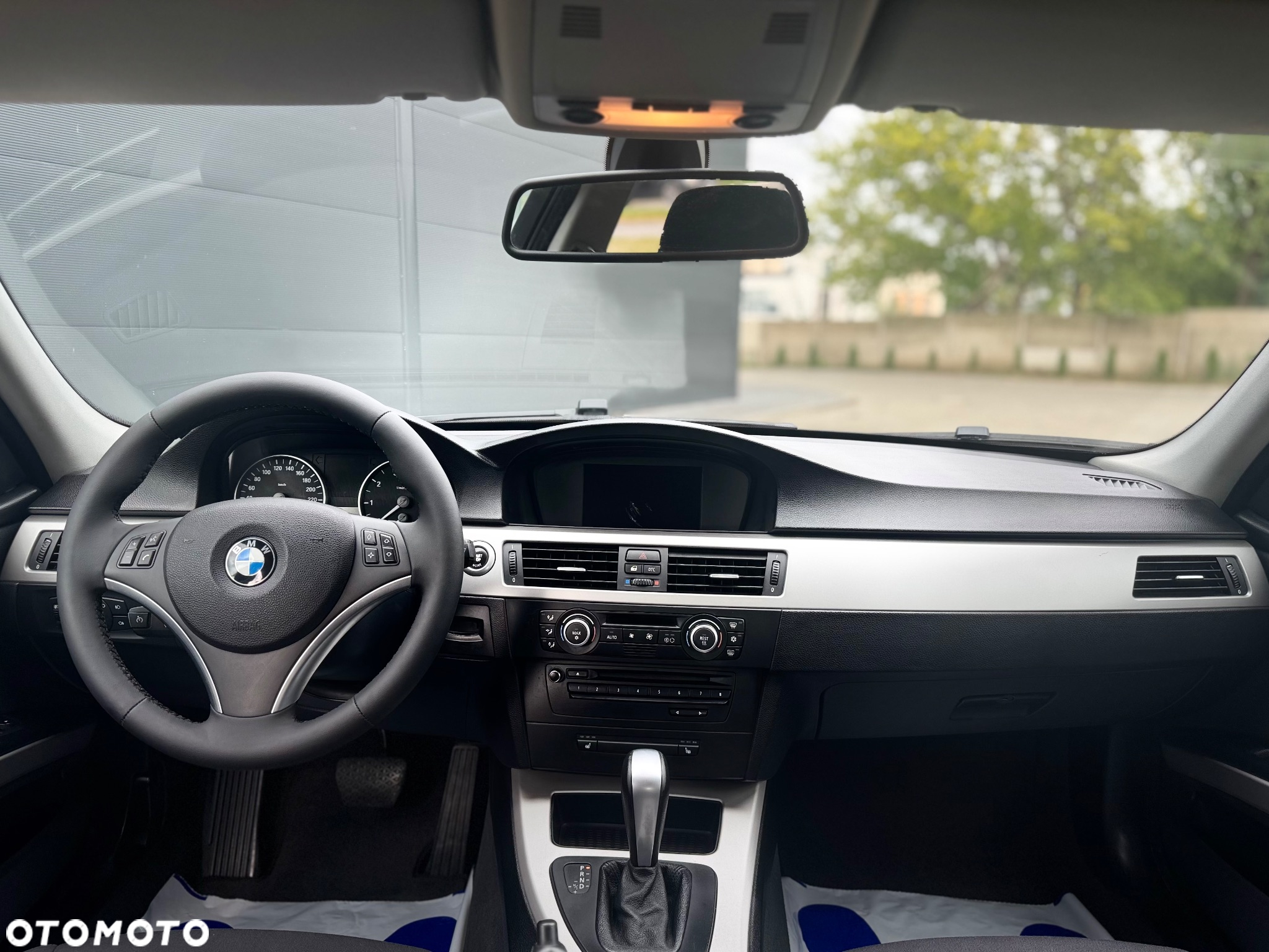 BMW Seria 3 318i Touring - 23