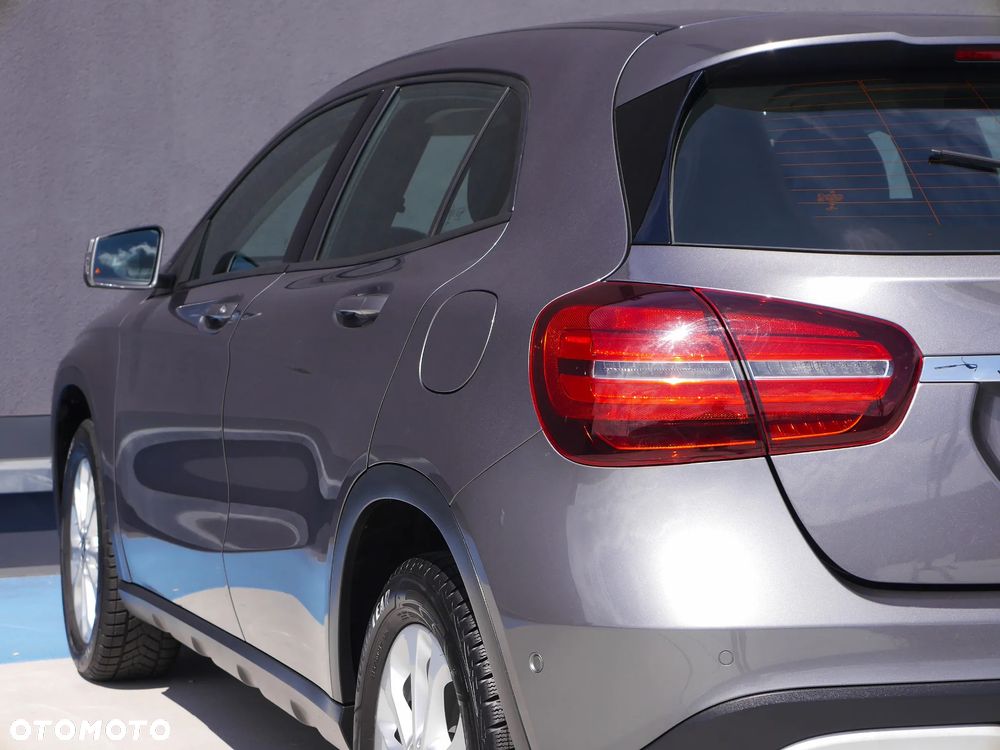 Mercedes-Benz GLA 180 7G-DCT - 36