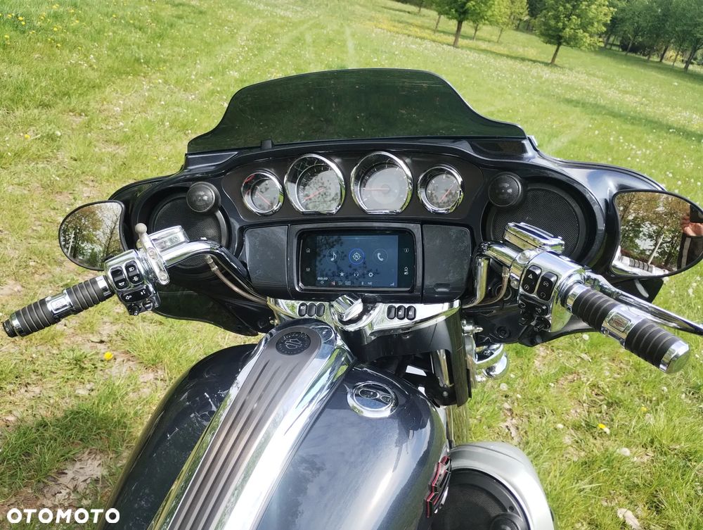 Harley-Davidson CVO Street Glide - 12
