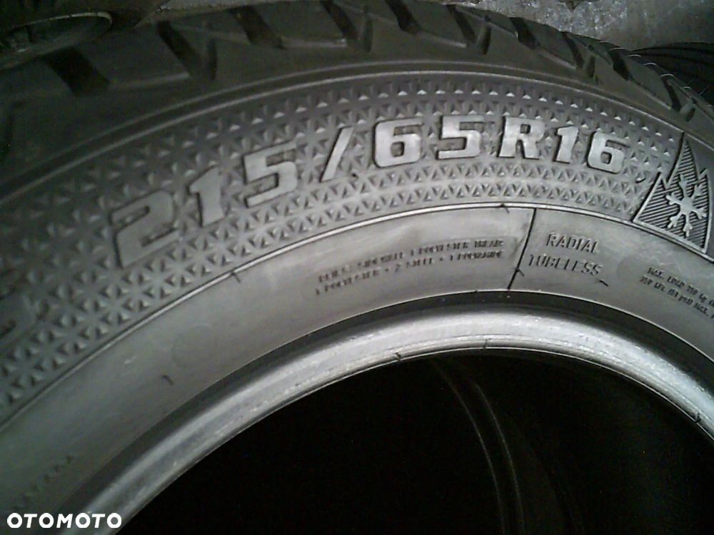2x GOODYEAR Ultra Grip 600 215/65R16 7,8mm-8,2mm 2023 - 2