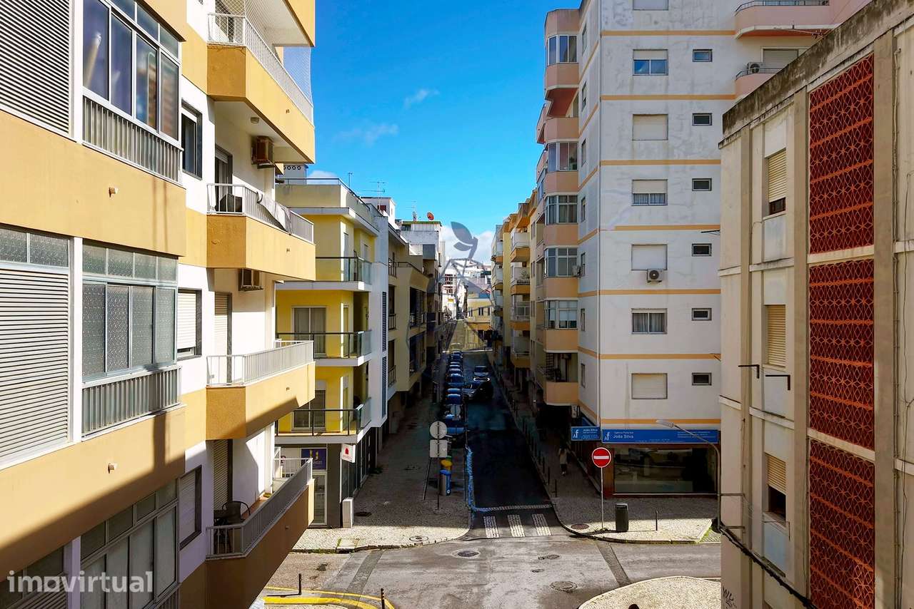 Loja centro da Cidade com área Total de 131m² (Rés Chão de 66m² e Cave - Grande imagem: 4/38