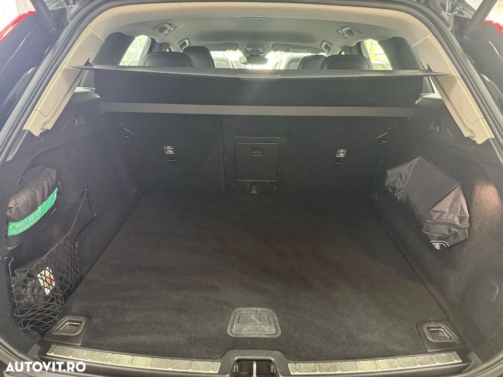 Volvo XC 60 B4 D AWD Geartronic Momentum Pro - 11