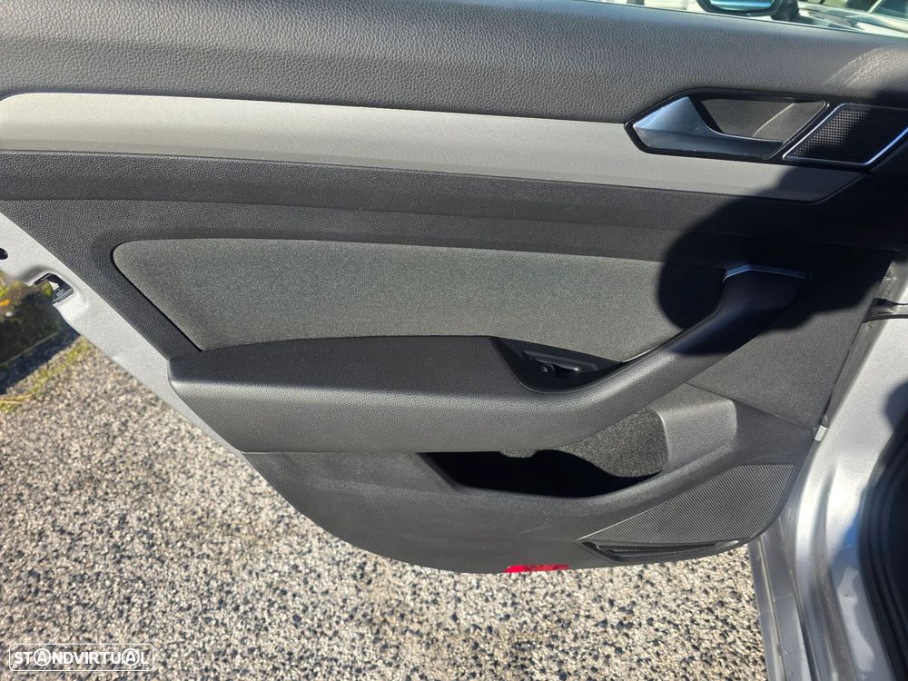 VW Passat Variant 2.0 TDi Highline DSG - 28