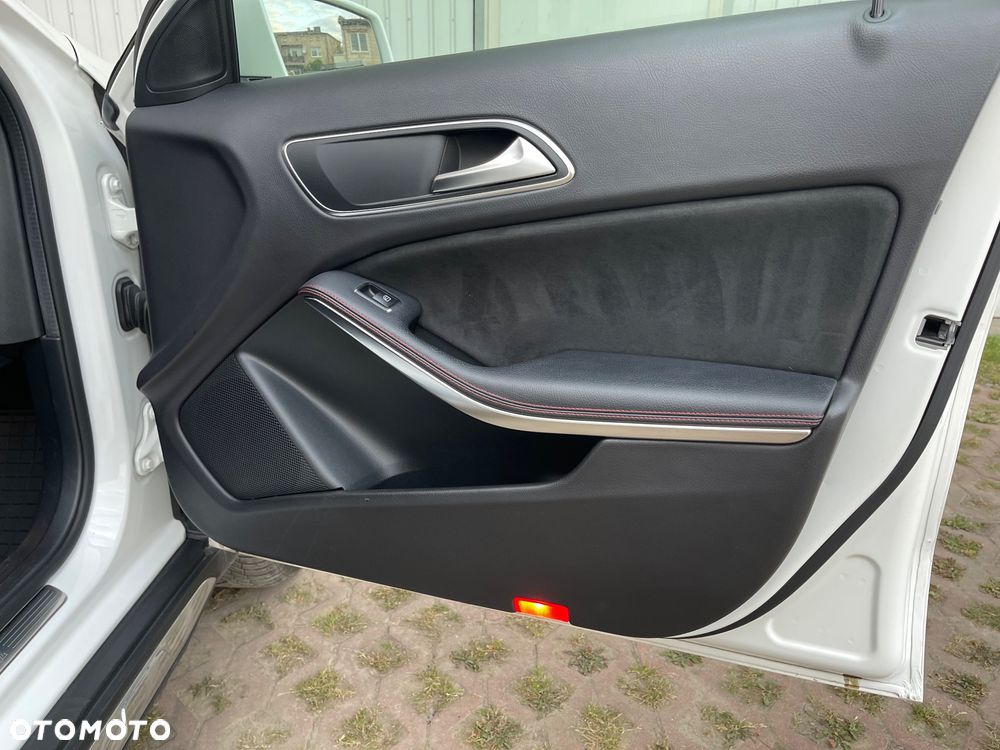 Mercedes-Benz GLA 200 7G-DCT - 19