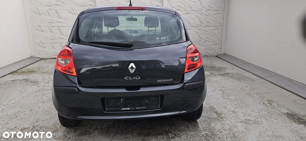 Renault Clio 1.2 16V 75 Expression - 11