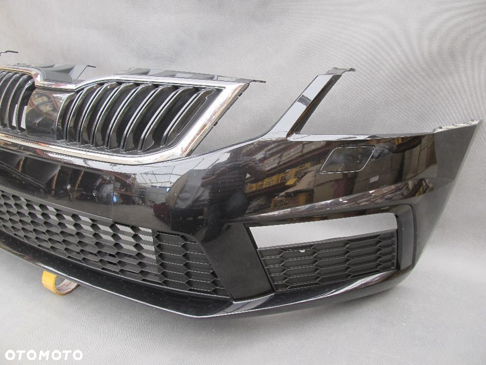 Zderzak przedni Skoda Octavia 3 RS 17 - 20 Sprysk. Lakier 9910 / LF9R - 10