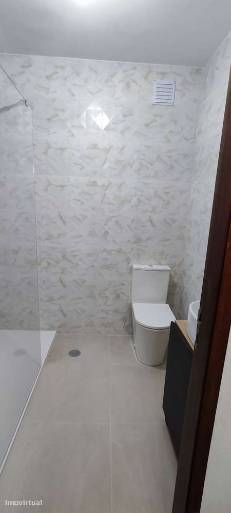 T4 em Rio Tinto com 2 casas de banho e varanda - Grande imagem: 4/4