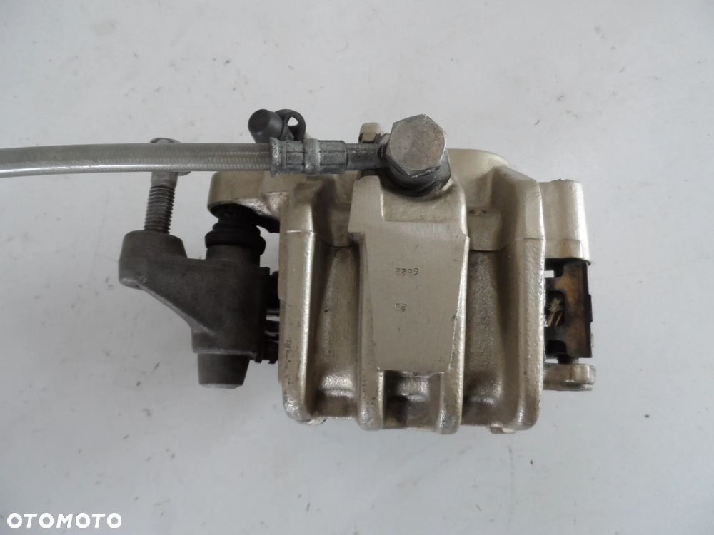 HONDA HORNET 600 PC36 zacisk hamulcowy przód jarzmo P,L - 4