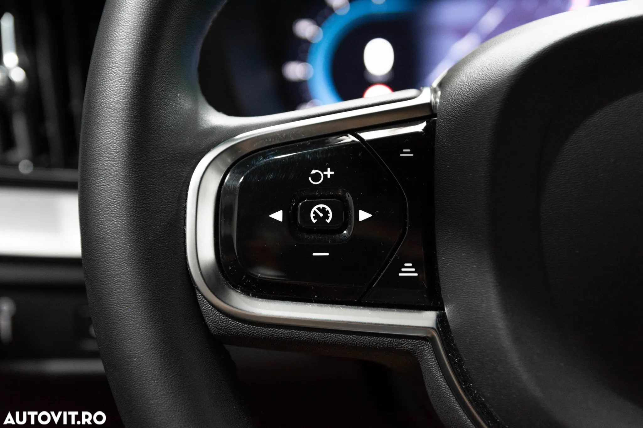 Volvo XC 60 B4 MHEV AT FWD Plus Dark - 24