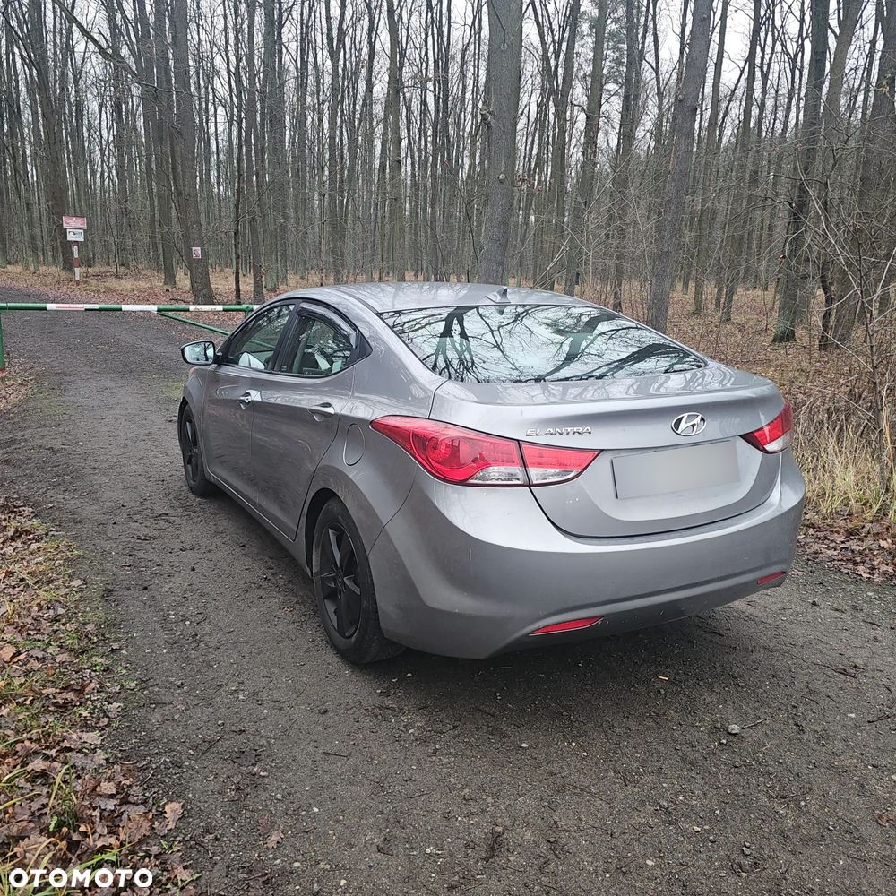 Hyundai Elantra - 5