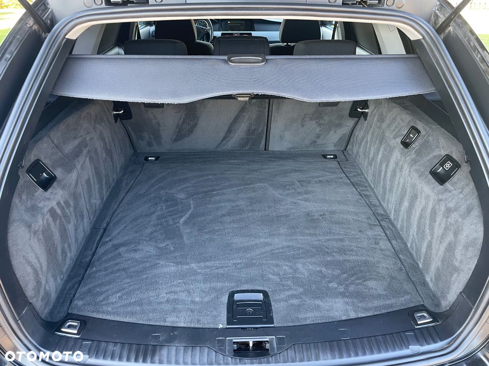 BMW Seria 5 525i Touring - 14