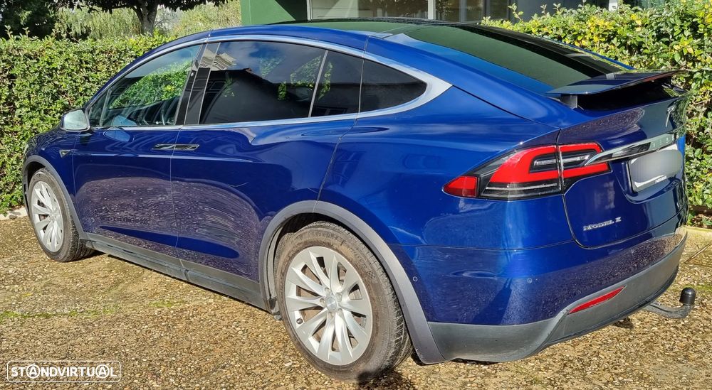 Tesla Model X - 7