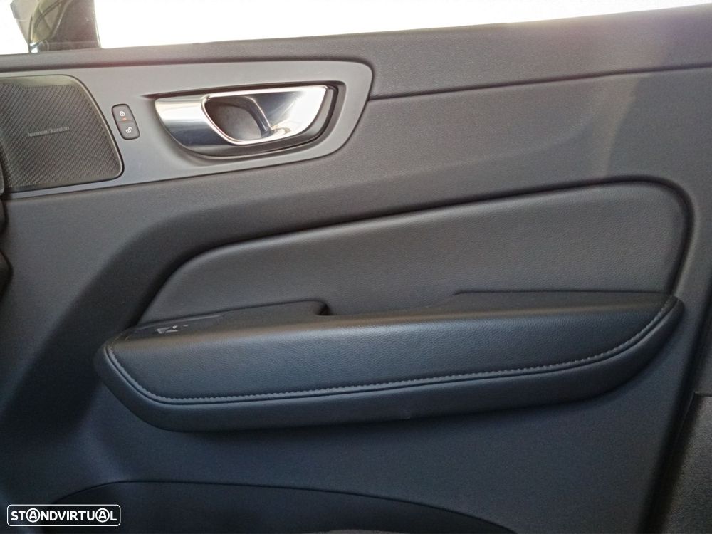 Volvo XC 60 2.0 B4 Momentum Plus Geartronic - 35