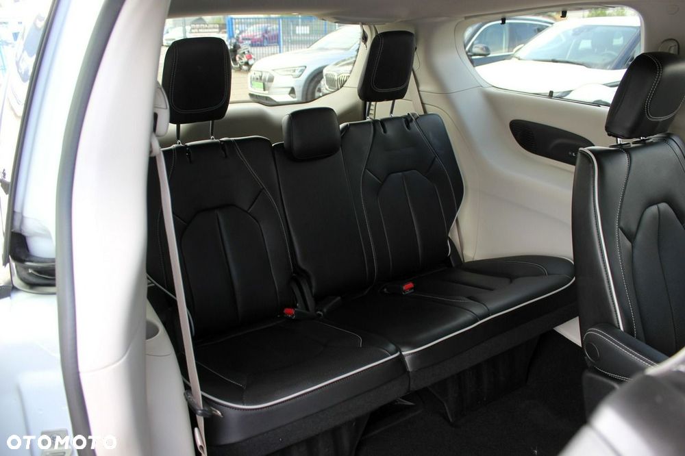 Chrysler Pacifica - 16