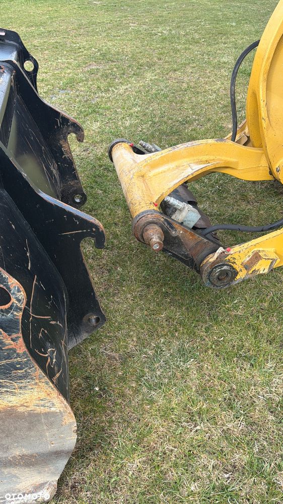 Caterpillar Ładowarka łamana 906M Cat łyżka widły 907 908 5 6 ton SZYBKOZŁĄCZE HYDRAULICZNE dodatkowe linie ZAMIATARKA za dopłatą - 23