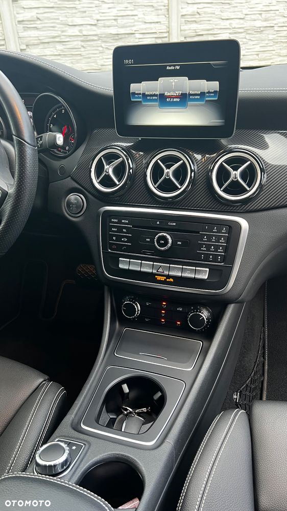 Mercedes-Benz GLA 200 7G-DCT AMG Line - 13